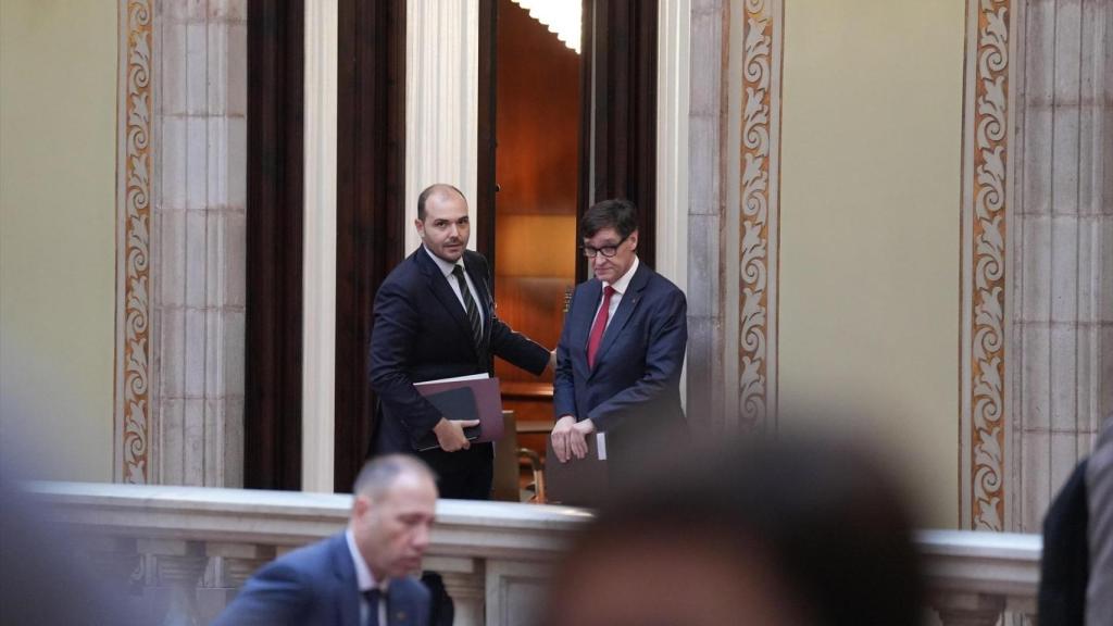 El presidente de la Generalitat, Salvador Illa (c), y el conseller de la Presidència, Albert Dalmau (i), llegan a la primera jornada del Debate de Política General, en el Parlament de Catalunya, a 7 de octubre de 2025, en Barcelona