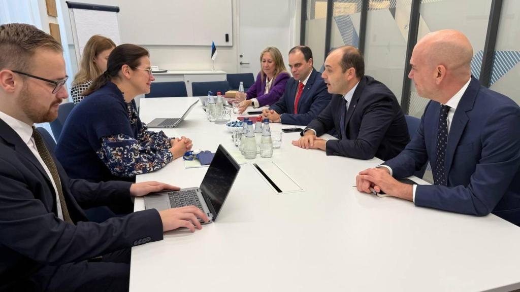 El 'conseller' Albert Dalmau, el secretario Albert Tort y la delegada del Govern Montserrat Riba en una reunión con la ministra de Justicia y Asuntos Digitales de Estonia, Liisa-Ly Pakosta, en Tallin