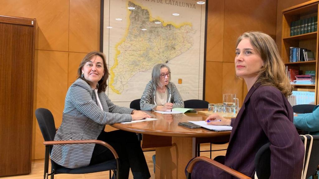 La 'consellera' Sílvia Paneque y la líder de los comunes, Jéssica Albiach, en una reunión
