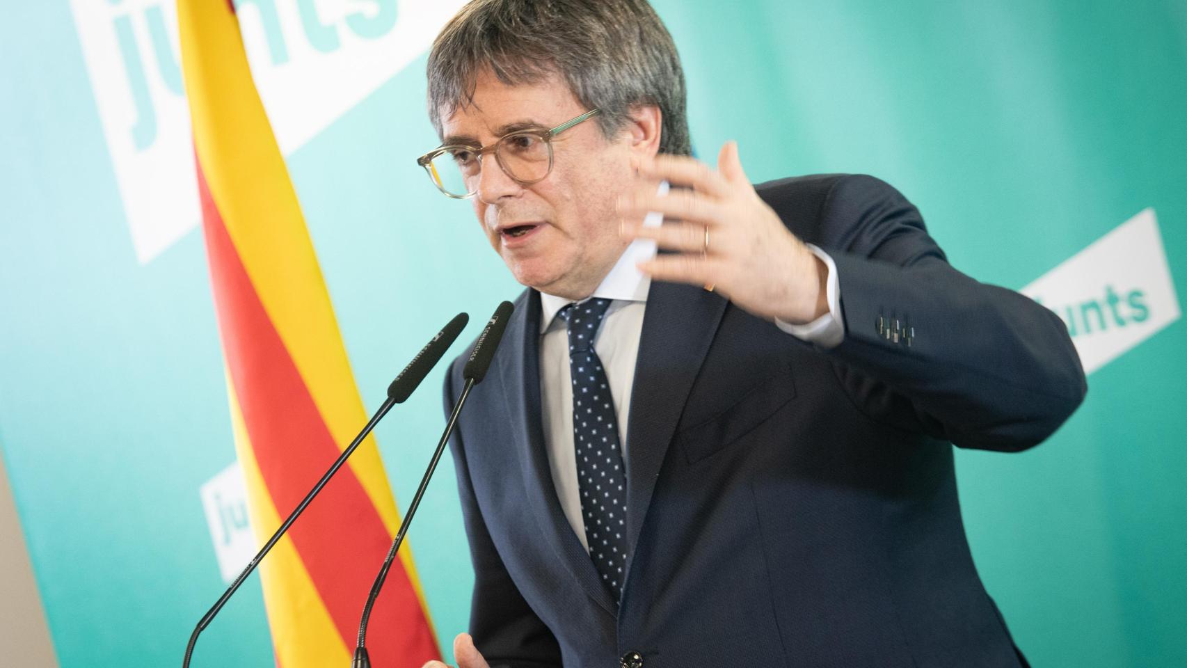 El presidente de Junts, Carles Puigdemont, en el espacio Les 5 Éléments de Perpiñán, anunciando la ruptura de su pacto con el PSOE