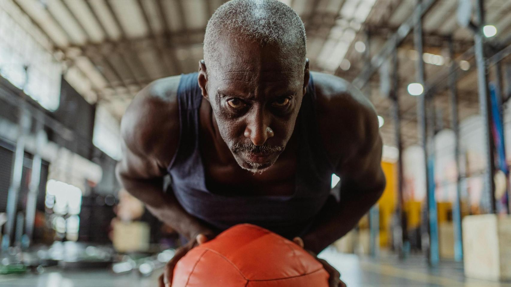 Hombre mayor ejercitándose en un gimnasio