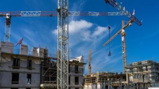 Grúas en la construcción de edificios