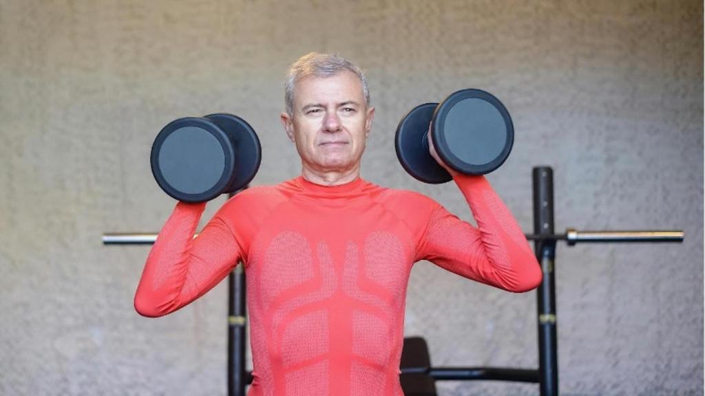 Hombre mayor con pesas