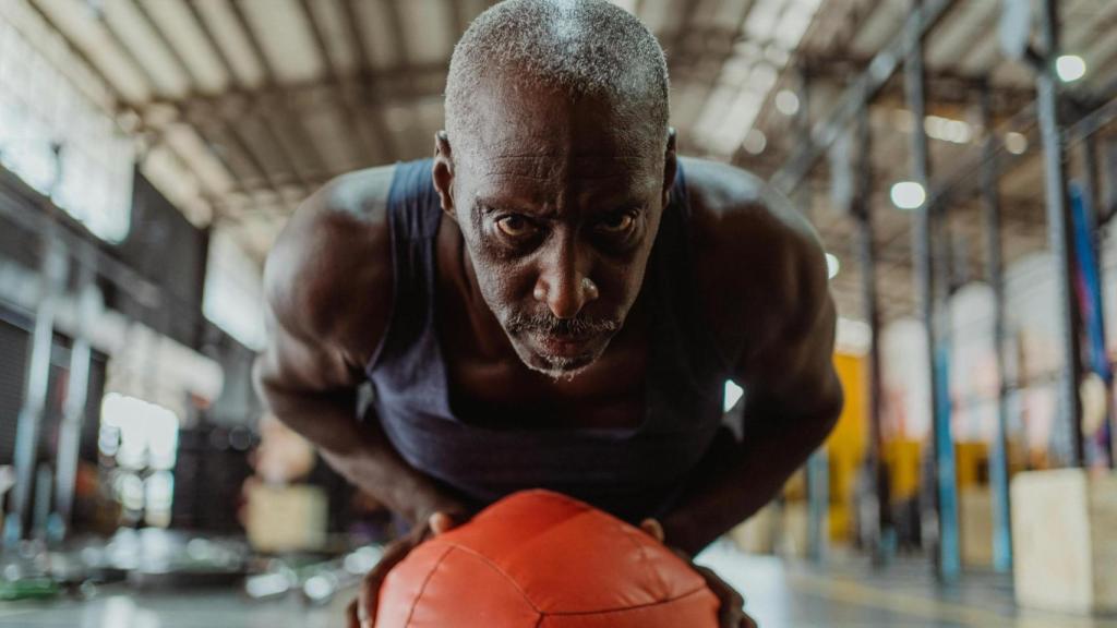 Hombre mayor ejercitándose en un gimnasio