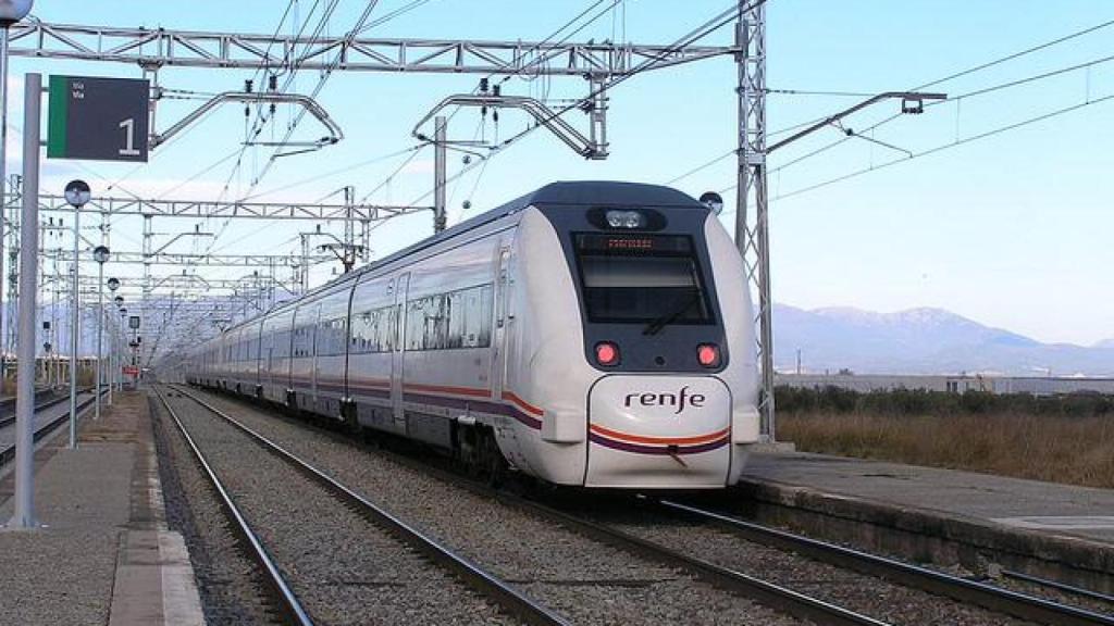 Un tren Intercity de Renfe en una imatge d'arxiu