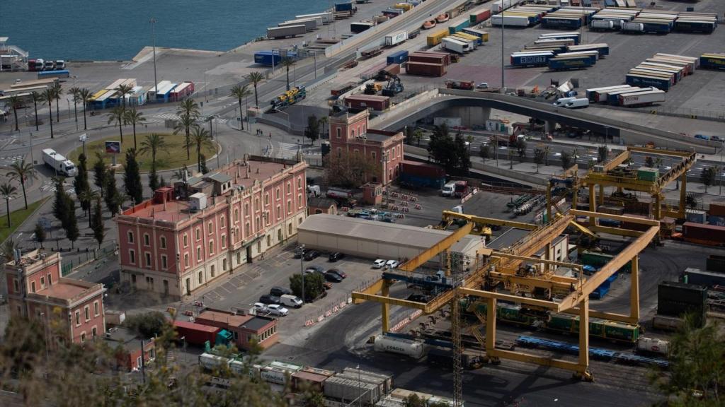 Vista general de un muelle del Puerto de Barcelona (archivo)