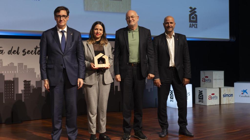 Premi APCE 2025 al Compromís Social: Manel Fraixedas i Dolors Paredes, de Llar Unió Catalonia, reben el guardó de mans de Salvador Illa i Xavier Vilajoana (APCE)