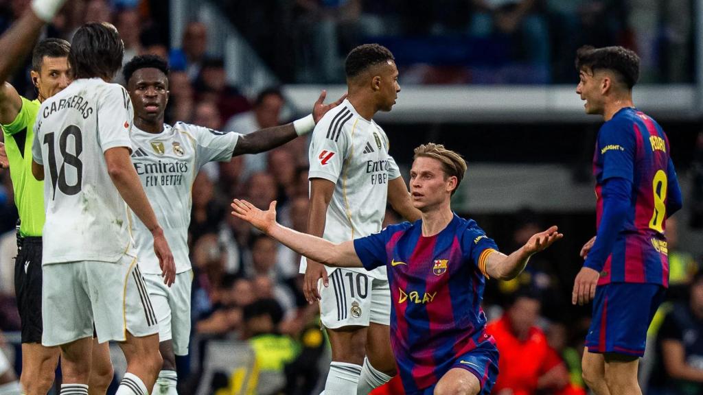 Frenkie de Jong y Pedri no entienden una decisión de Soto Grado en el clásico