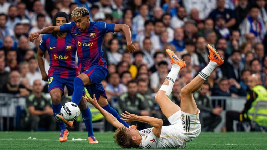 Lamine Yamal encara a Dean Huijsen al clàssic Reial Madrid-Barça