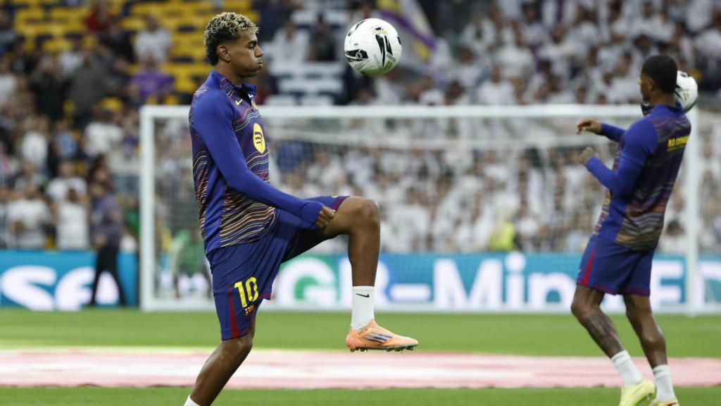 Lamine Yamal escalfa sobre el gespa del Santiago Bernabéu, abans del Reial Madrid-Barça