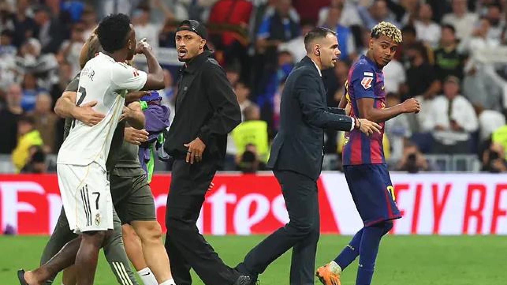 Raphinha sale en defensa de Lamine Yamal en la trifulca con Vinicius Jr