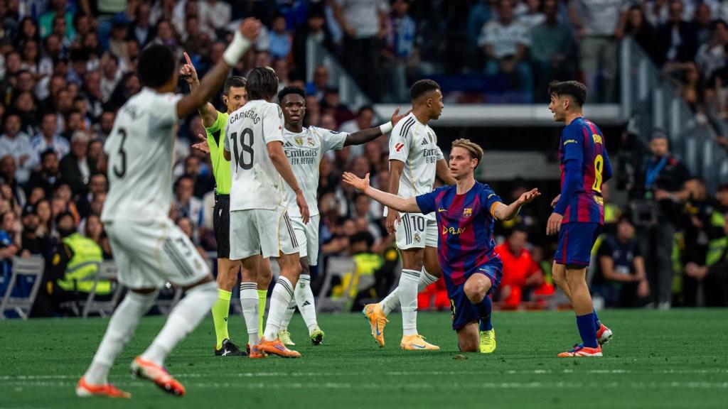Frenkie de Jong y Pedri no entienden una decisión de Soto Grado en el clásico