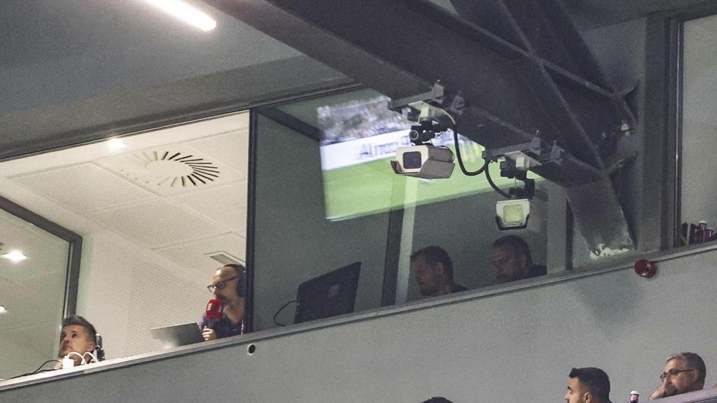 Hansi Flick presencia el clásico en una cabina del Santiago Bernabéu