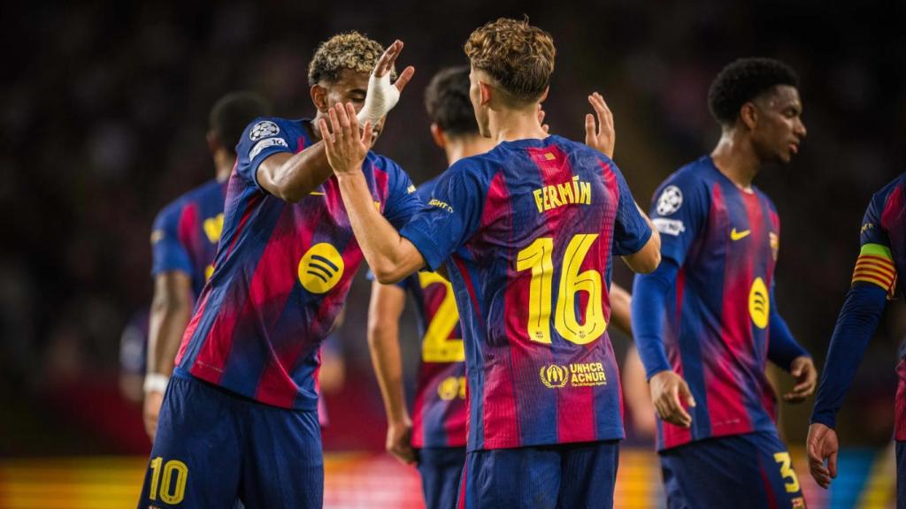 Lamine Yamal felicita a Fermín López por uno de sus goles contra el Olympiacos