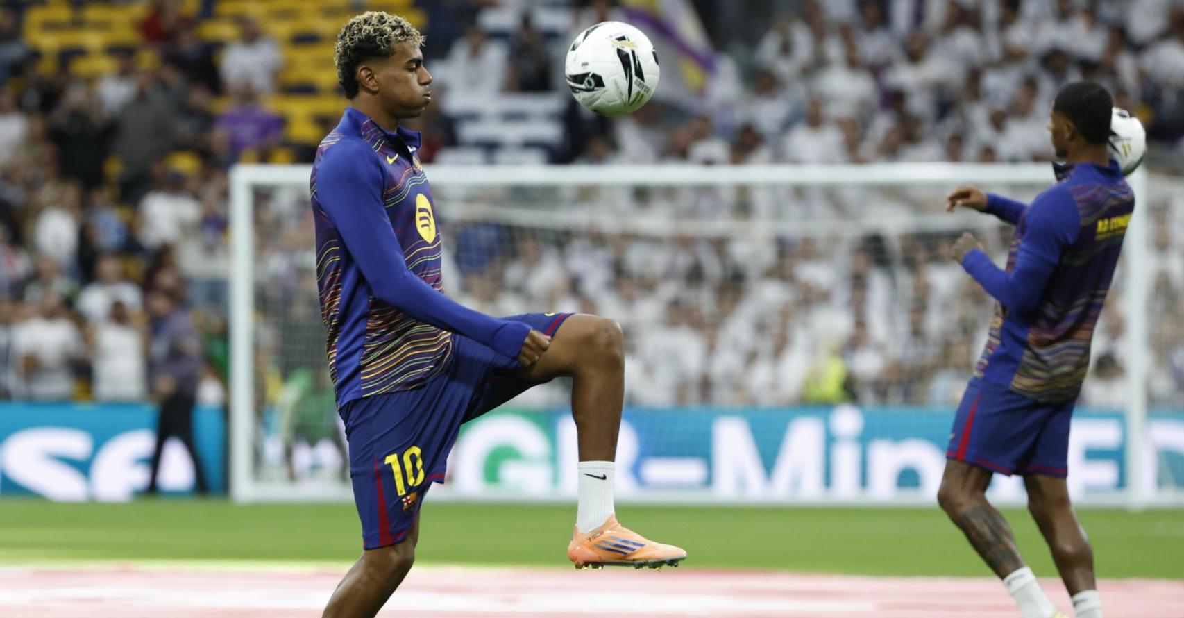 Lamine Yamal calienta sobre el césped del Santiago Bernabéu, antes del Real Madrid-Barça