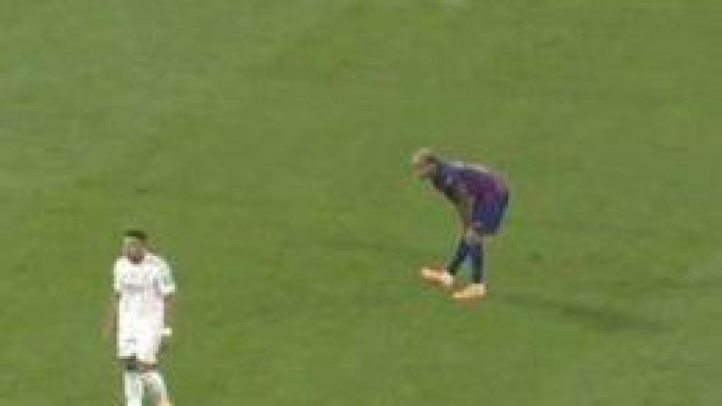 Estiramiento de Lamine Yamal durante el clásico