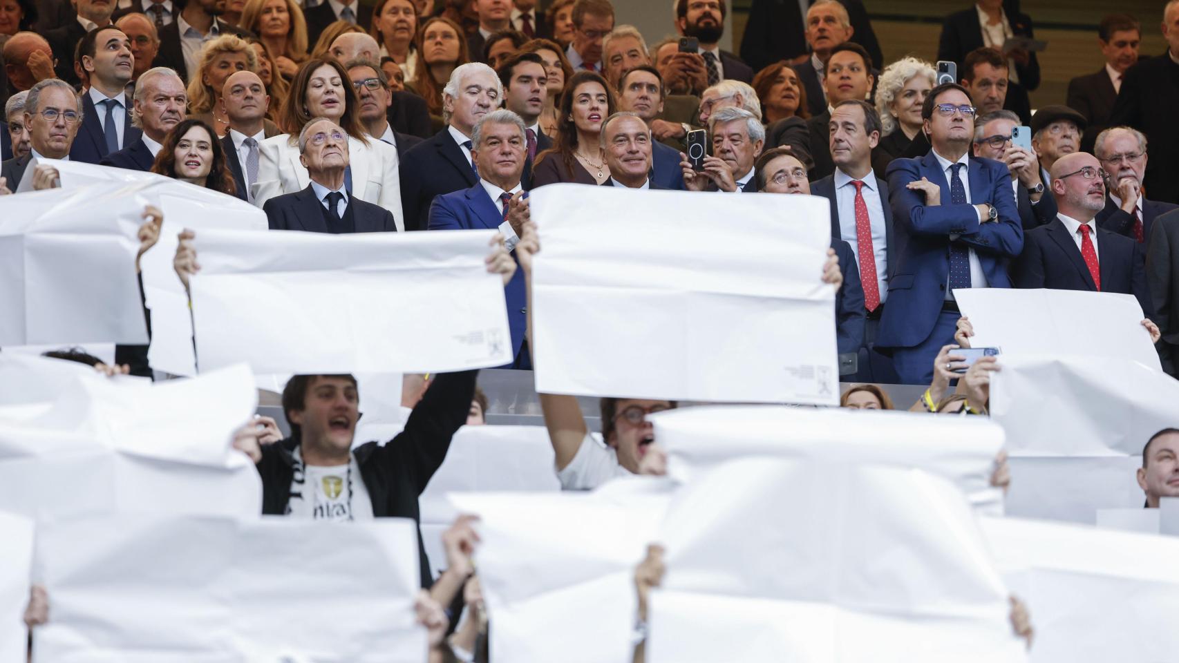 El tifo del Real Madrid durante el clásico y, de fondo, los representantes institucionales en el palco del Santiago Bernabéu