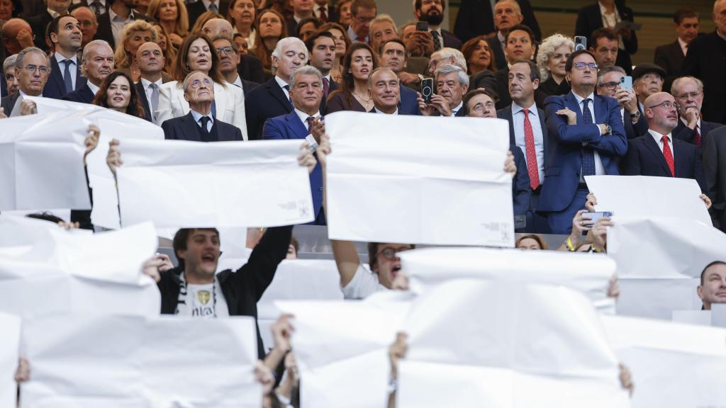 El tifo del Real Madrid durante el clásico y, de fondo, los representantes institucionales en el palco del Santiago Bernabéu