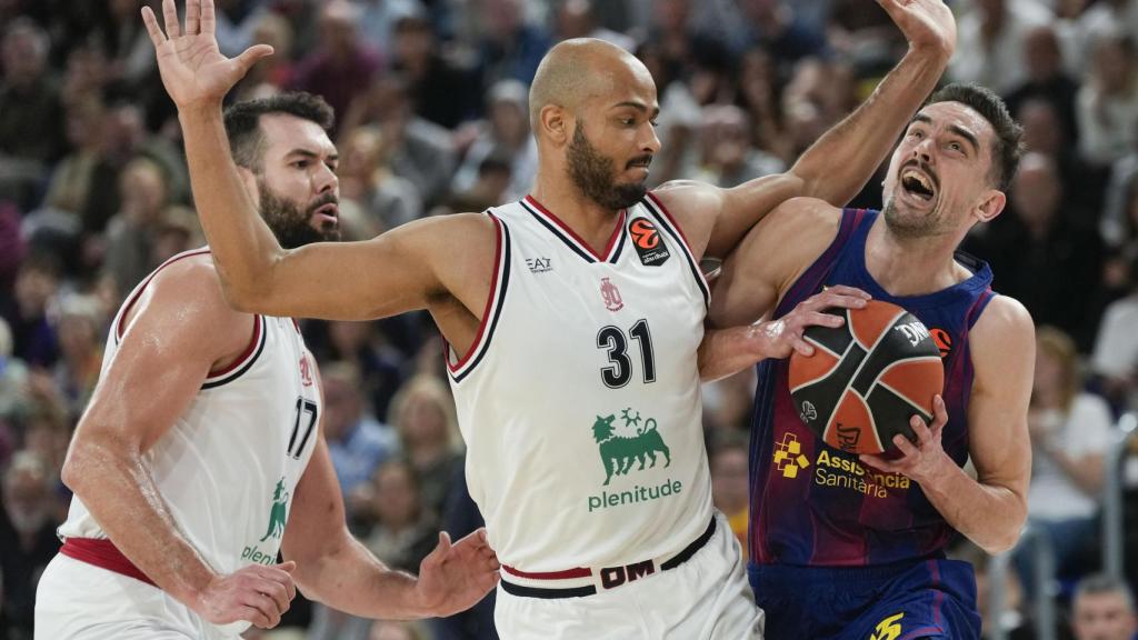 Tomas Satoransky pugna per la pilota en el Barça de bàsquet-Armani Milano