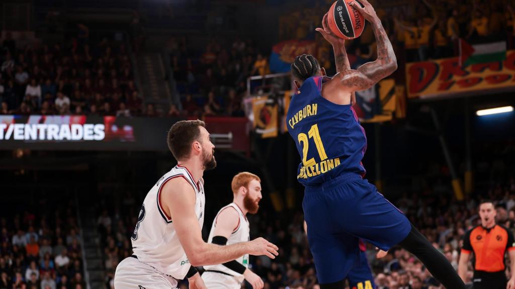 Will Clyburn realiza una entrada a canasta en el Barça de basket-Armani Milan