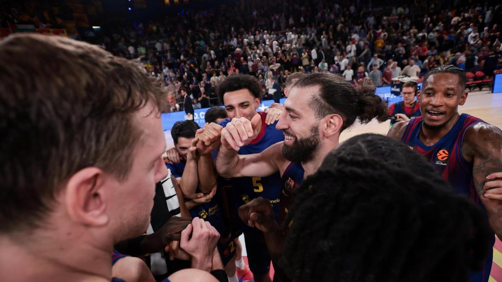 Los jugadores del Barça de basket celebran la victoria contra el Armani Milano en la Euroliga