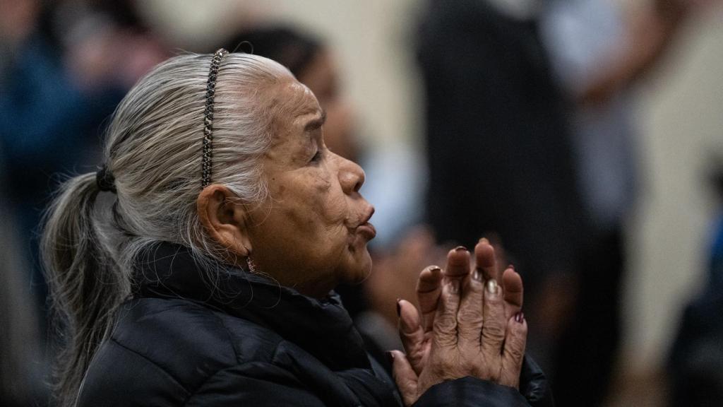 Una mujer reza durante un servicio evangélico en Girona