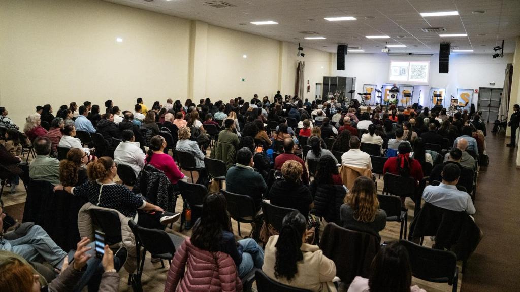 Docenas de personas escuchan una presentación sobre IA en la iglesia Elim de Girona