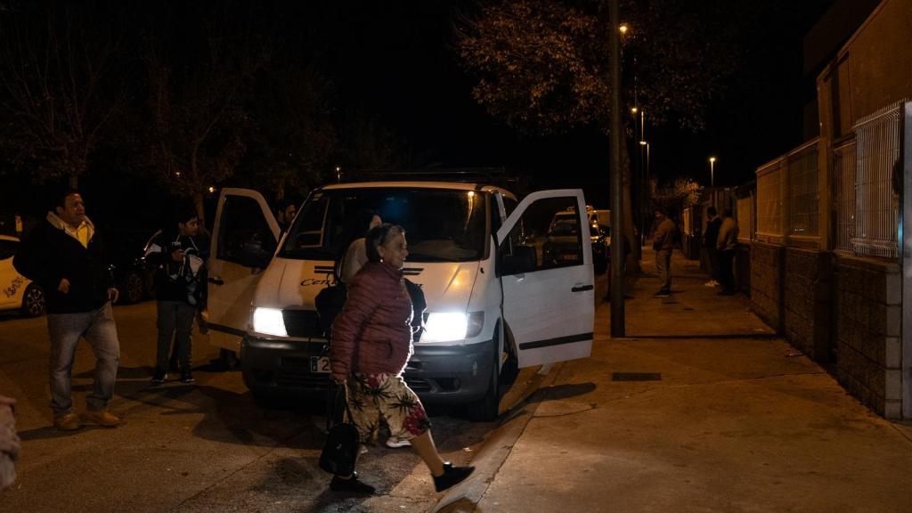 Varias personas llegan al servicio en furgoneta
