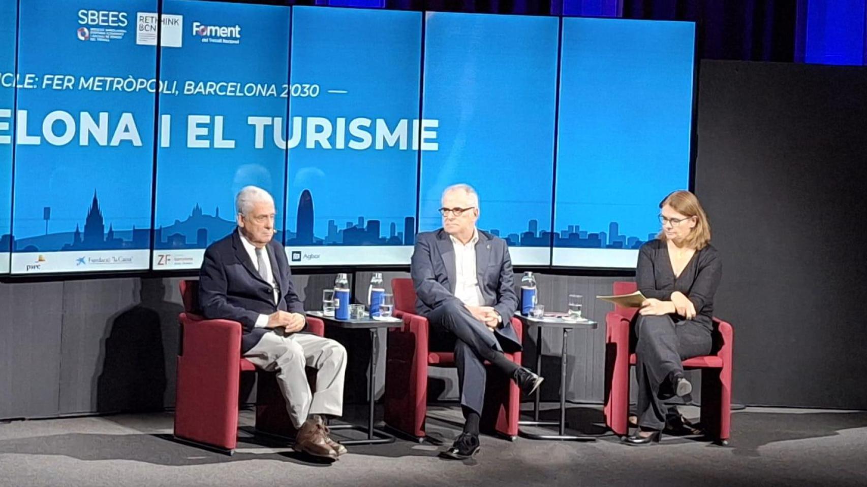 El presidente del Gremi d'Hotels, Jordi Clos, y el teniente de alcalde de Economía, Jordi Valls, durante el debate 'Barcelona y el turismo' en Foment de Treball