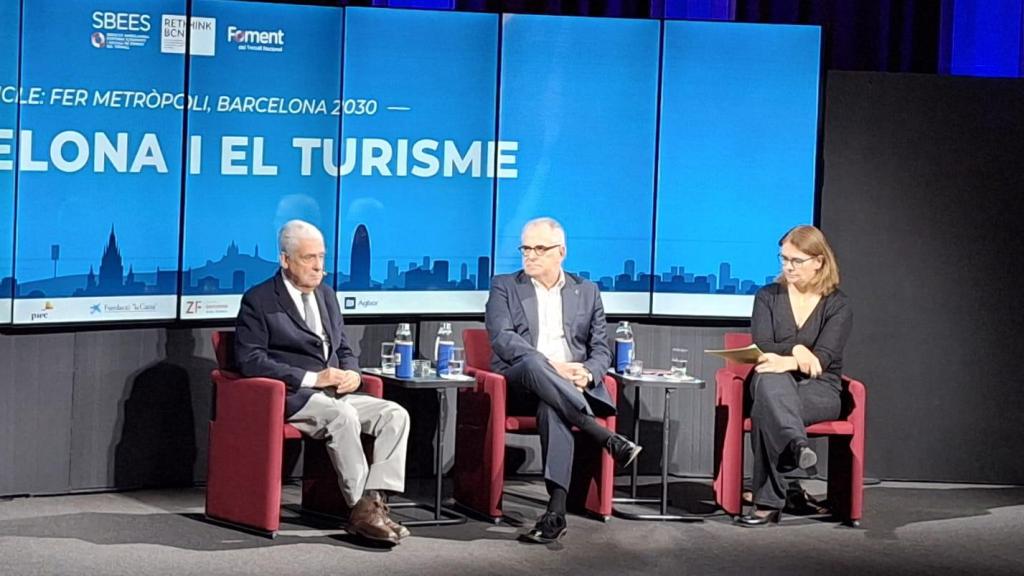El presidente del Gremi d'Hotels, Jordi Clos, y el teniente de alcalde de Economía, Jordi Valls, durante el debate 'Barcelona y el turismo' en Foment de Treball
