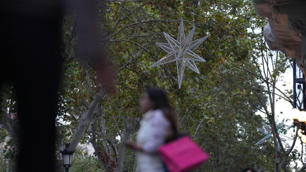 Decoración navideña en Barcelona, el 14 de octubre del 2025