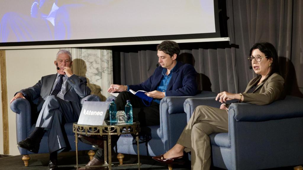 Mesa redonda entre los abogados José María Fuster Fabra y Guadalupe Sánchez moderada por el periodista Iñaki Ellakuría (c)