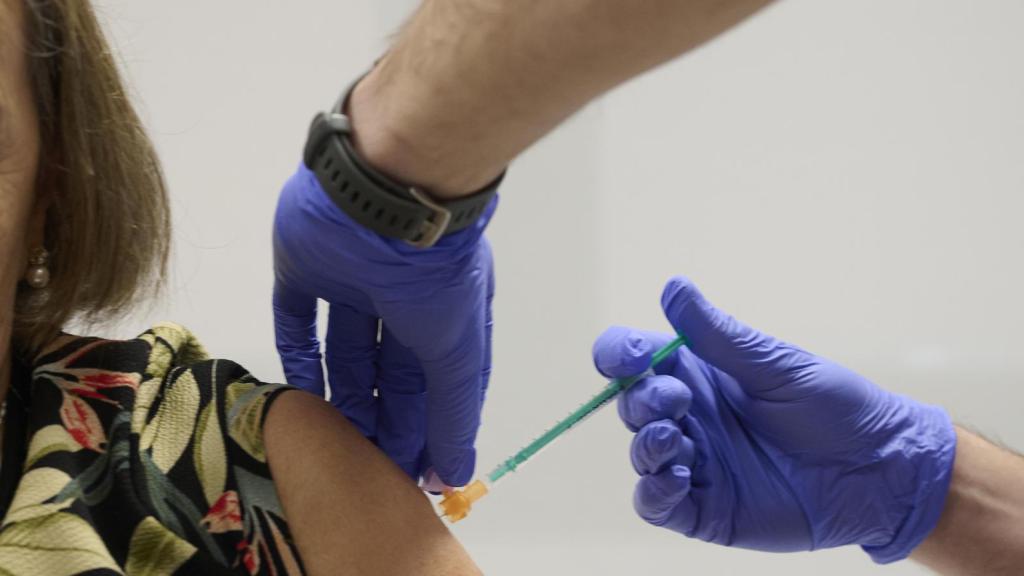 Una mujer recibiendo una vacuna contra la gripe