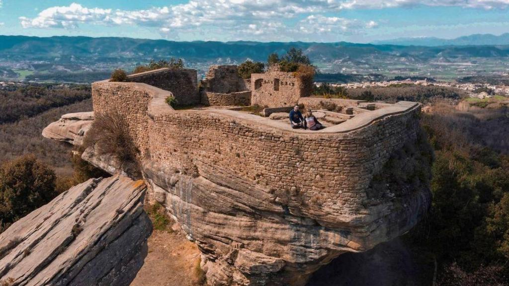 El milenario castillo medieval suspendido sobre una roca, el Castell de Taradell