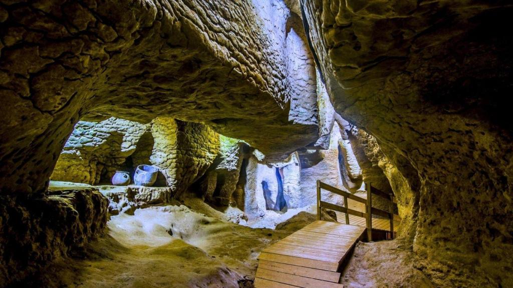 La cueva submarina de Cataluña más espectacular, la Cova del Toll