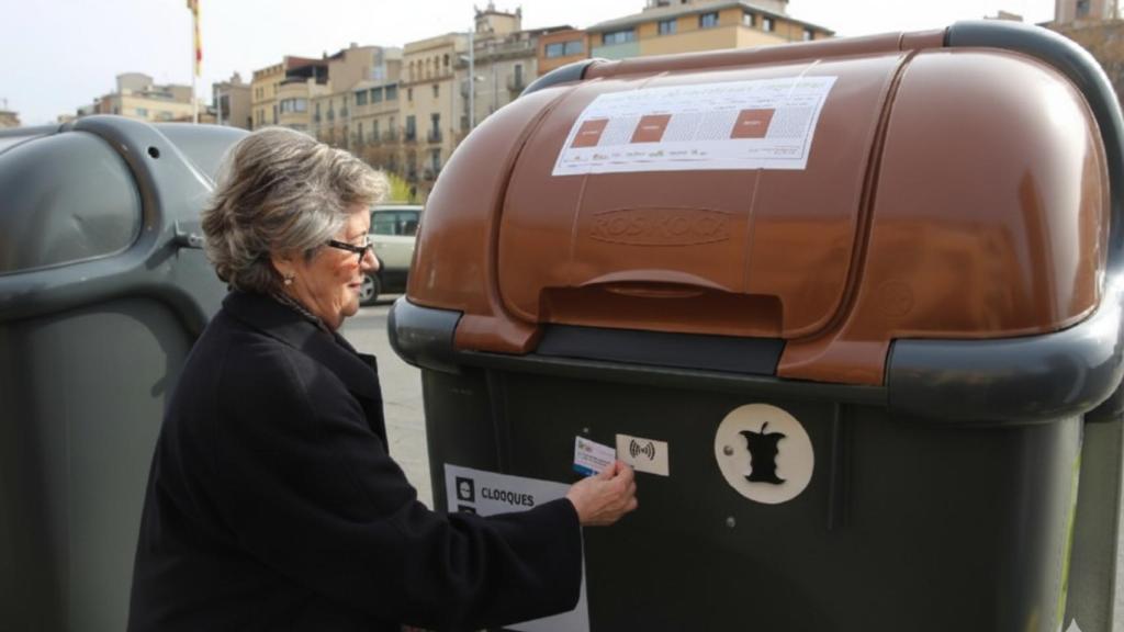 Señora tirando la basura / Residuos Profesional
