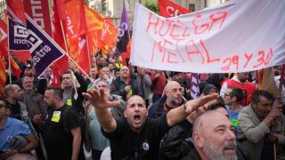 Un millar de trabajadores del metal protesta ante Foment en Barcelona por un nuevo convenio
