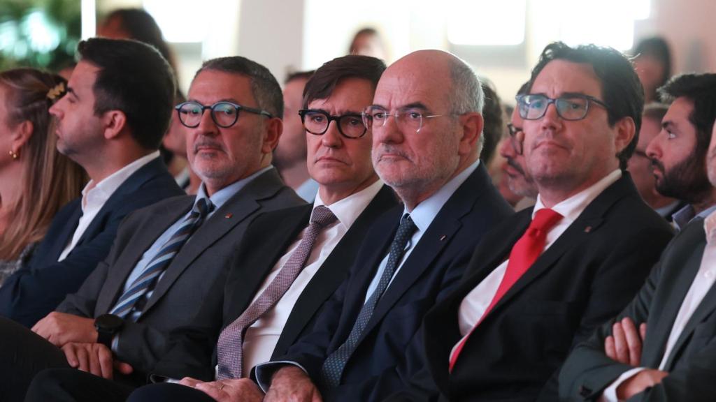 Los 'consellers' de Empresa y Trabajo, y de Unión Europea y Acción Exterior, Miquel Sàmper y Jaume Duch, y el 'president' de la Generalitat, Salvador Illa