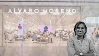 Álvaro Moreno, con uno de los establecimientos que lleva su nombre de fondo / CG