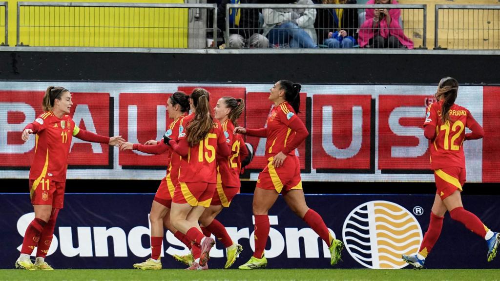 Les jugadores de la selecció espanyola corren a abraçar a Alexia Putellas després del seu gol contra Suècia a la Nations League