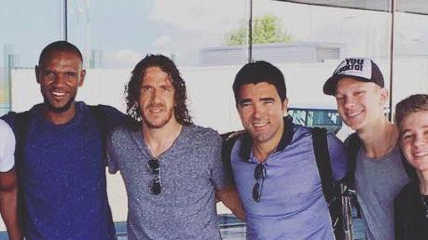 Carles Puyol y Deco, acompañados por Eric Abidal