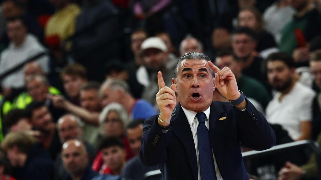 Sergio Scariolo gesticula durante el Bayern de Múnich-Real Madrid de basket en la Euroliga