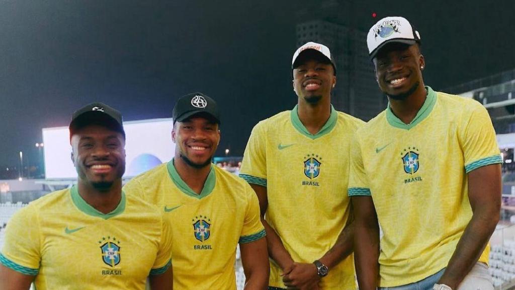 Giannis, Thanasis, Alex y Kostas Antetokounmpo en un partido de la selección de Brasil