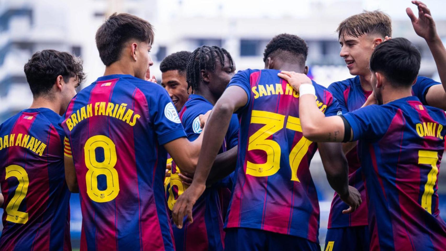 Los jugadores del Barça B celebran un gol de Óscar Ureña en el partido contra la UD Poblense