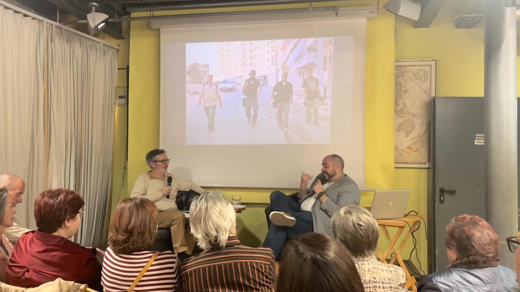 Antonio Pampliega en la presentación de 'Cowboys en el infierno', en la librería Altaïr de Barcelona