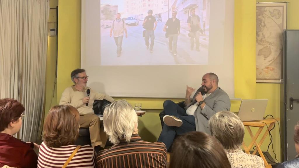 Antonio Pampliega en la presentación de 'Cowboys en el infierno', en la librería Altaïr de Barcelona