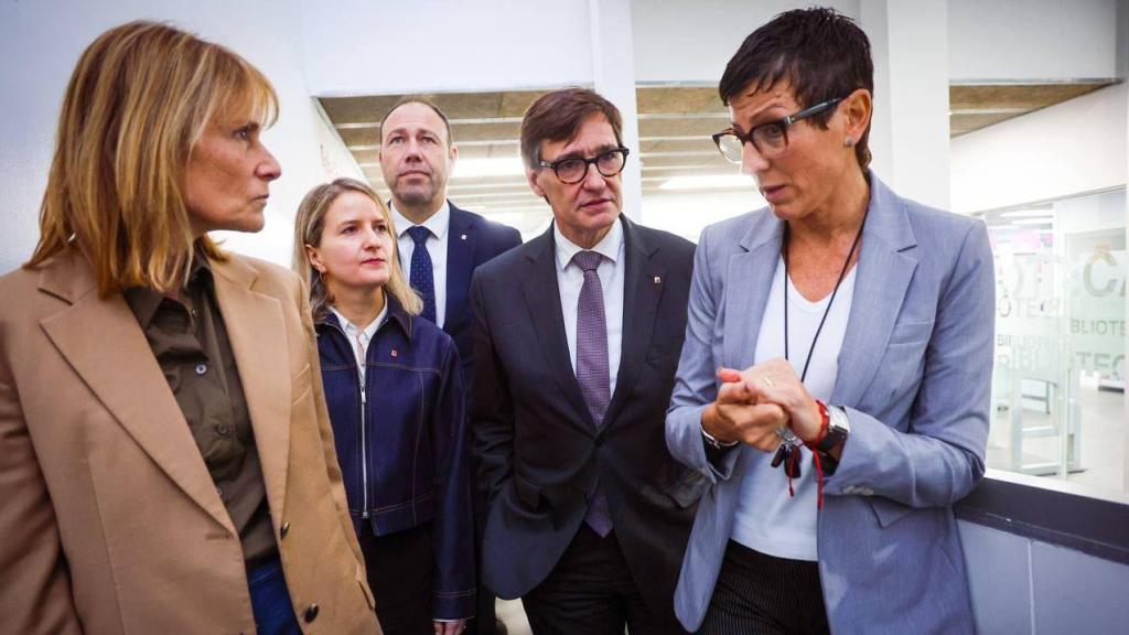 El 'president' Illa, con los 'consellers' Eva Menor y Berni Álvarez, la presidenta de la Diputación de Barcelona, Lluïsa Moret, y la alcaldesa de Sant Adrià de Besòs, Filo Cañete, en la presentación del plan de transformación de la Mina