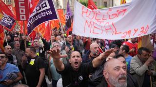 Varias personas durante una concentración del sector del metal en Barcelona
