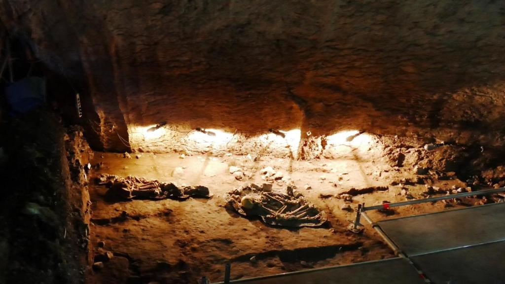 Restos de cuerpos en las Cuevas de Can Sadurní