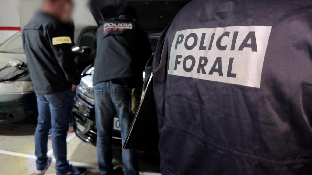 Els Mossos d'Esquadra i la Policia Foral de Navarra registren el maleter d'un cotxe